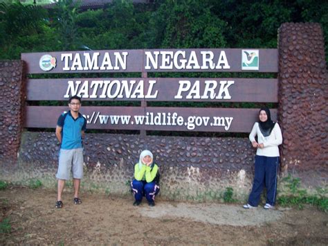 Experience walking on the world's longest canopy walkway, visiting the aborigine village, trekking under rainforest canopy, climbing the highest mountain in peninsular malaysia, caving, fishing, camping. Sya The Backpacker: Taman Negara, Pahang | National Park ...