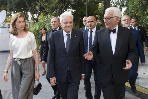 Il Presidente Sergio Mattarella e la signora Laura accolti ...