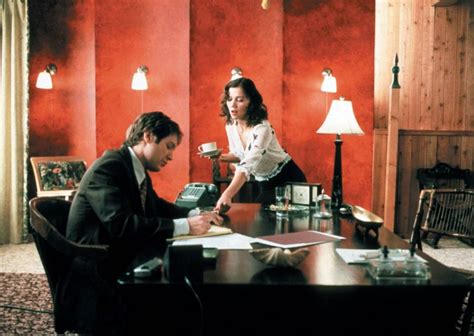 Secretary 2002 James Spader Amy Locane Maggie Gyllenhaal Secretary Movie Dominant Man