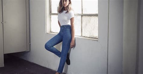 But, it looks like she is not satisfied yet with her appearance and therefore she has gone. Jessica Alba figure sur la campagne printemps-été 2016 de ...