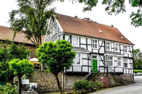 Learn more about the region at the restaurant and in the beer garden where typical dishes such as schnitzel are served. wdf - wupper digitale fotografie - Haus Schellenberg, Herbede