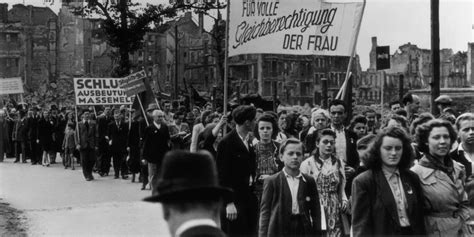 1945: Der Aufstand der Frauen | EMMA