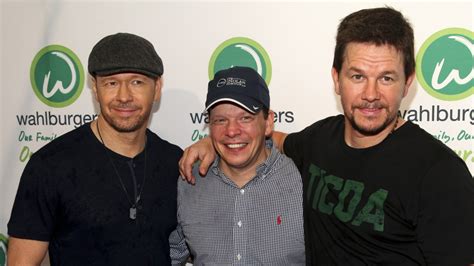 wahlberg brothers hy vee bringing wahlburgers restaurant to mall of america twin cities