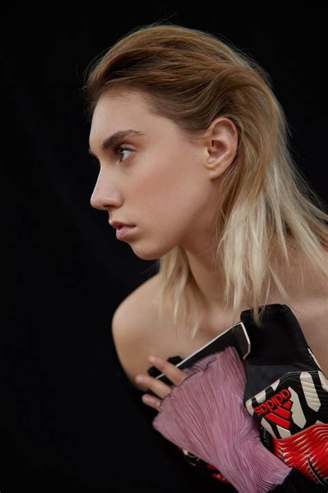Junge frauen sollen alles erreichen können und sich für nichts glamour x pinterest: Polly Roche - lemanagement
