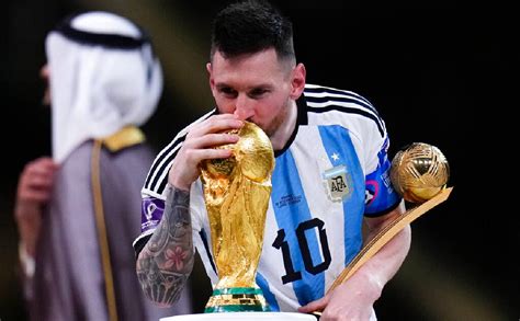 Messi Celebra Triunfo De Argentina Con Foto Con La Copa Del Mundo 2022