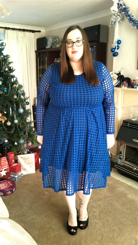 For example, avoid oversized garments and tent dress that only make you look bigger. 12 Days Of Christmas Dresses #4 - Does My Blog Make Me Look Fat?