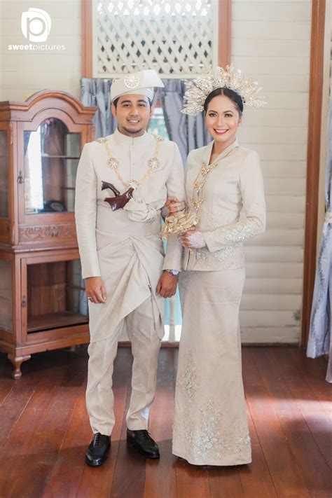 Tema Perkahwinan Tradisional Melayu Baju Pengantin Kuning Diraja