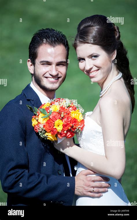 frisch verheiratete bräutigam und frau posiert in die kamera stockfotografie alamy