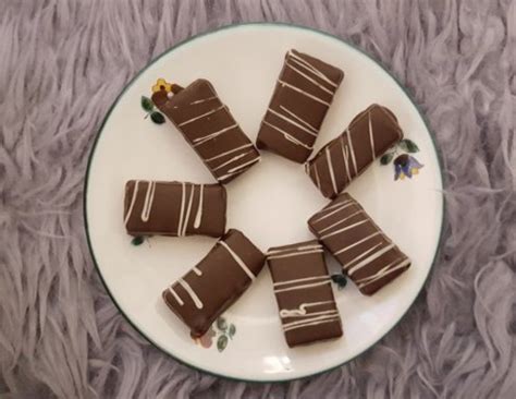 A dominostein (plural dominosteine, literal translation domino tile) is a sweet primarily sold during christmas season in germany and austria. Dominosteine - Rezept - ichkoche.at