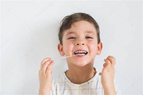 Lindo Chico Tirando De Dientes Sueltos Usando Un Hilo Dental Proceso