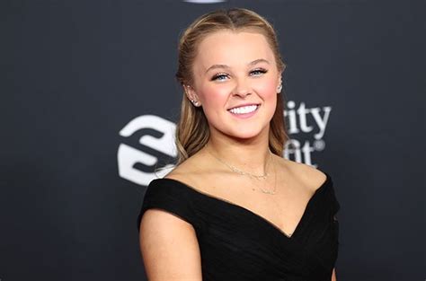 Photos Jojo Siwa Stuns In Elegant Black Dress At American Music