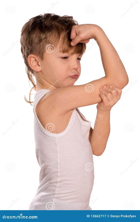 Kleiner Junge Der Zweiköpfigen Muskel Biegt Stockbild Bild von