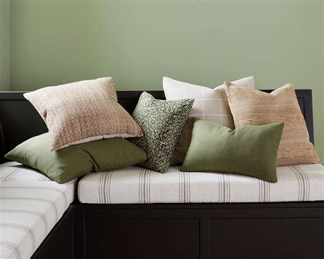 Guide To Choosing Throw Pillows How To Decorate