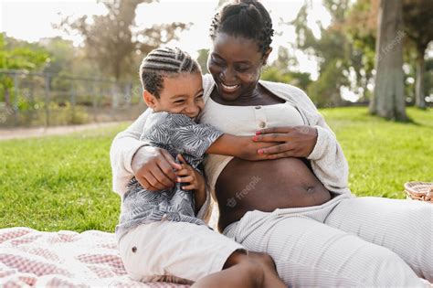 Madre Embarazada Africana Disfruta Del Día Con Su Hijo En El Parque De