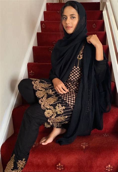 Gorgeous Hijabi Scrolller