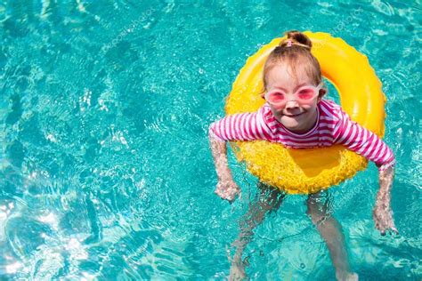 Маленькая девочка у бассейна стоковое фото ©shalamov 44986417