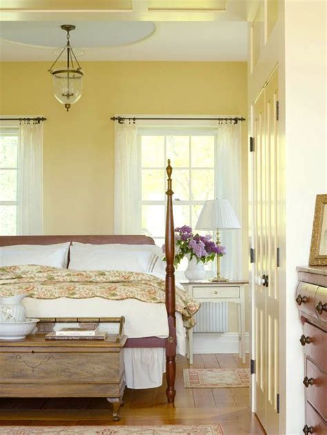To keep with the modern farmhouse theme, i looked for throw pillows that would go perfectly with the linen bedding, metal bed frame, and all the. Decorating Ideas for Yellow Bedrooms | Farmhouse style ...