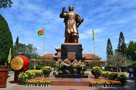 .hải dương trân trọng giới thiệu bình gốm hoa lam, sản phẩm của công ty cổ phần gốm sứ chu đậu được mô phỏng theo chiếc bình gốm cổ, hiện đang được lưu giữ trang trọng tại bảo tàng tokapi chiếc bình gốm được công nhận là tứ bảo quốc (một trong bốn bảo vật quốc gia của thổ nhĩ kỳ). bao-tang-quang-trung-tay-son-binh-dinh | KhongSolac.com