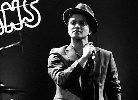 Letras de músicas de bruno mars como 'leave the door open', 'talking to the moon', 'when i was your man', 'just the way you are', 'locked out of heaven', 'count on me' e mais músicas para ouvir! File:Bruno Mars b&w.jpg - Wikimedia Commons