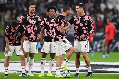 Descubre la plantilla del equipo juventus fc para la temporada 2020/2021 : Juventus, svelate le immagini della divisa pre-gara 2020 ...