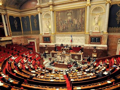 Parlament — parlàment m < g mn nātā > definicija 1. Hollande sucht die absolute Mehrheit im Parlament ...