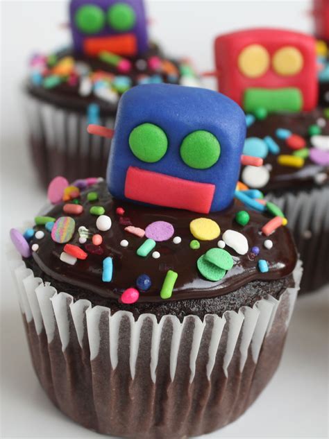 Robot Cupcakes Met Rolfondant Of Gekleurde Marsepein Robotfeestje Robot Party Pinterest