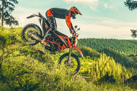 For 2021, the ktm 690 enduro r has some additional hardware, this comes in the form of a new specification of catalytic converter in the muffler. 2021 KTM 690 Enduro R Buyer's Guide: Specs, Price + Photos