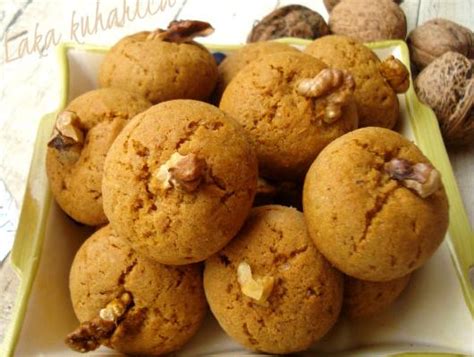 Easy to make, yummy 🙂. Foodista | Recipes, Cooking Tips, and Food News | Medenjaci - Croatian Honey Spice Cookies