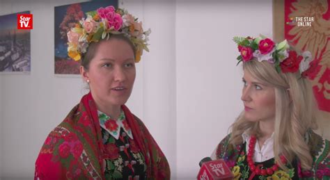 The malaysian woman, named noor faziha, is all set to marry qasim ali shah of peshawar. Polish Women Married to Malaysian Men Love Learning About ...