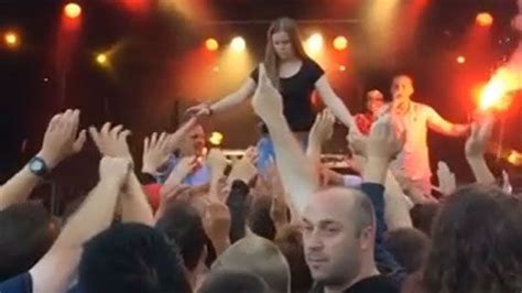 Crowd Surfing Girl Fail Jokes Videos Surf Girls Funny Memes