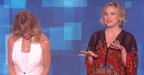 In ausgewaschenen jeans mit weitem schlag und grauem oberteil mit wasserfallkragen kauert sie mit untergeschlagenen beinen im sessel und gähnt immer. Kate Hudson sagt ihrer Mutter Goldie Hawn, dass sie tanzen ...