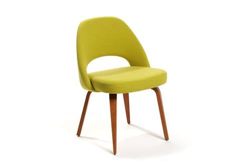 The saarinen executive chair with plastic back from knoll boasts tubular steel legs beneath a contoured seating surface sculpted to cradle the user in comfort. Saarinen Executive Conference Chair 2 by Knoll | STYLEPARK