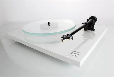 Rega Planar 2 Turntable With Rb220 Tonearm And Carbon Reverb