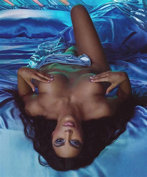 Kim Kardashian Posa Nua Em Ensaio Para Sua Linha De Maquiagem Revista
