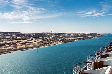 Centinaia di imbarcazioni in coda. Nave Del Deserto - Il Freightship Attraversa Il Canale Di ...