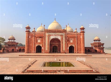 Mosque In The Taj Mahal Complex Agra India Stock Photo Alamy