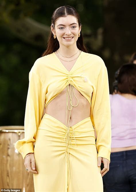 actualizar 114 imagen lorde yellow outfit abzlocal mx