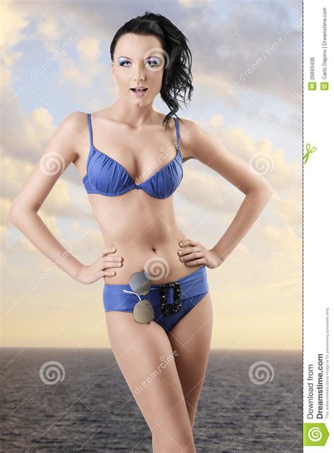Brunette Grazioso In Bikini Con L Espressione Divertente Fotografia