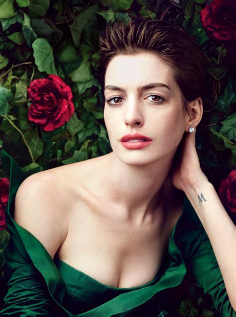 40 Anne Hathaway Hot Photos In Bikini And Shorts Pictures
