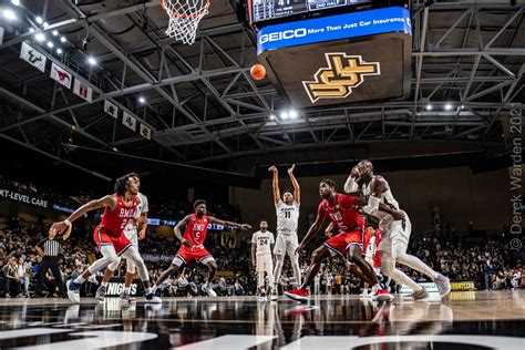 Ucf Knights Vs Wichita State Shockers Preview How To Watch Tv Black And Gold Banneret