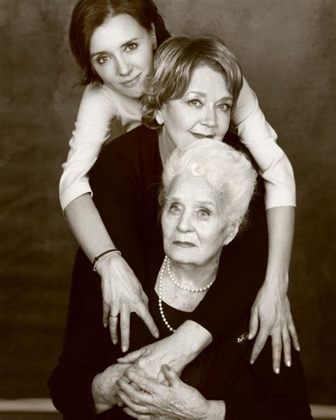 Три прекрасные женщины Ксения Алферова опубликовала невероятное фото с мамой и бабушкой