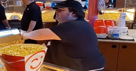 Popcorn Guy Goes Viral For Impressive Snack Serving Skills 12 Tomatoes