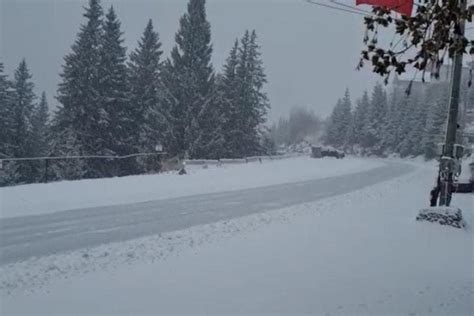 Zăpadă De 8 Cm în România Drumarii Au Intervenit Deja Cu Utilajele