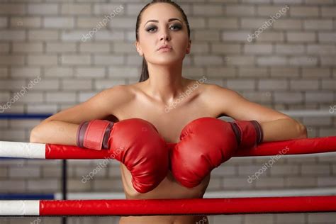 Mujer Seductora Posando Desnuda En El Ring De Boxeo