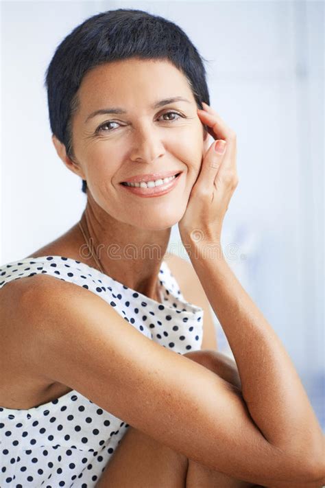 Όμορφη μέση ηλικίας γυναίκα Στοκ Εικόνα εικόνα από Lifestyle Agedness 29896007