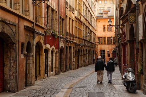 Des gens sympa pour discuter et faire des choses dans la métropole de lyon et ses environs. A meaningful Festival of Lights in Lyon - Evageneva.com