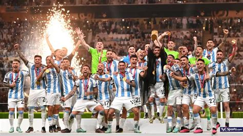 El Momento Que Quería Ver Toda La Argentina Lionel Messi Levantó La Copa Del Mundo Y Se