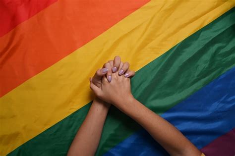 Duas Mulheres Lésbicas Casal Segurando As Mãos Sobre A Bandeira Do Orgulho Lgbt Conceito Lgbt