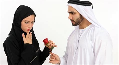 Hak dan kewajiban suami terhadap istri menurut kompilasi hukum islam dalam kewajiban dan hak suami istri memikul kewajiban yang luhur untuk menegakan rumah. Hukum Suami Tidak Menafkahi Istri