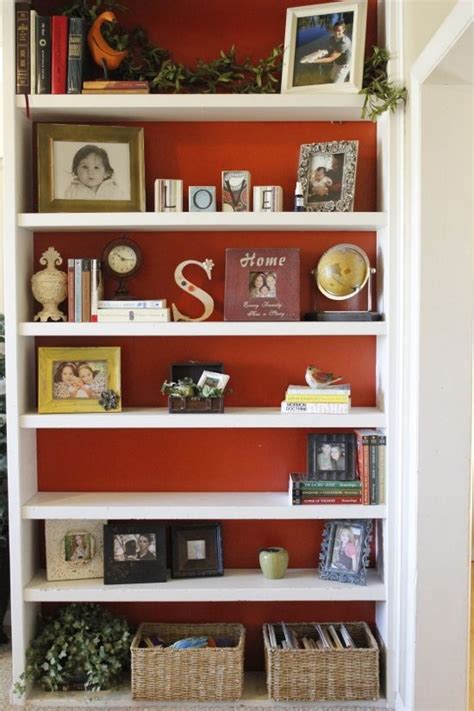 Doch oftmals sind die farben nicht mehr satt und sehen deshalb eher. Bücherregal Weiß Streichen-Rückwand-Rot Dekoideen selber ...